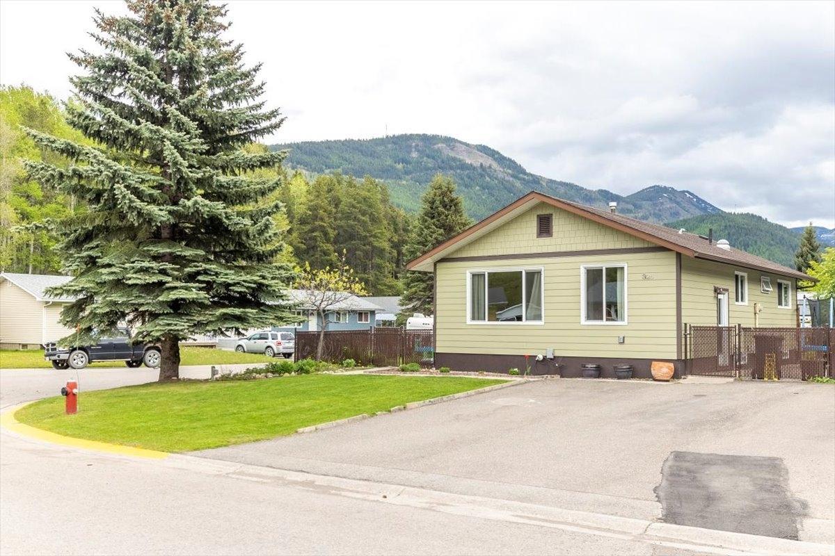 326 PACIFIC YEW CRESCENT, Sparwood, British Columbia V0B2G0 For Sale