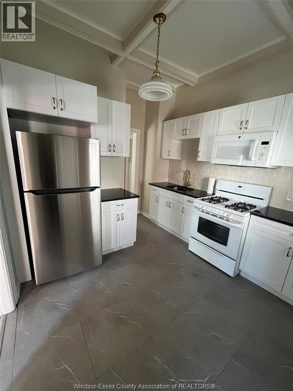 Unit FRONT UNIT - 183 ELM, Windsor 5