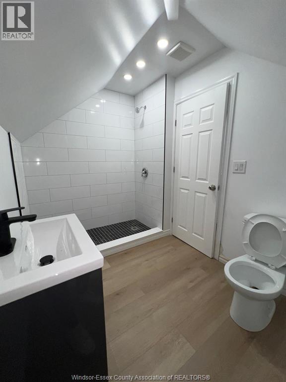 Unit 2 - 3203 PETER, Windsor 5