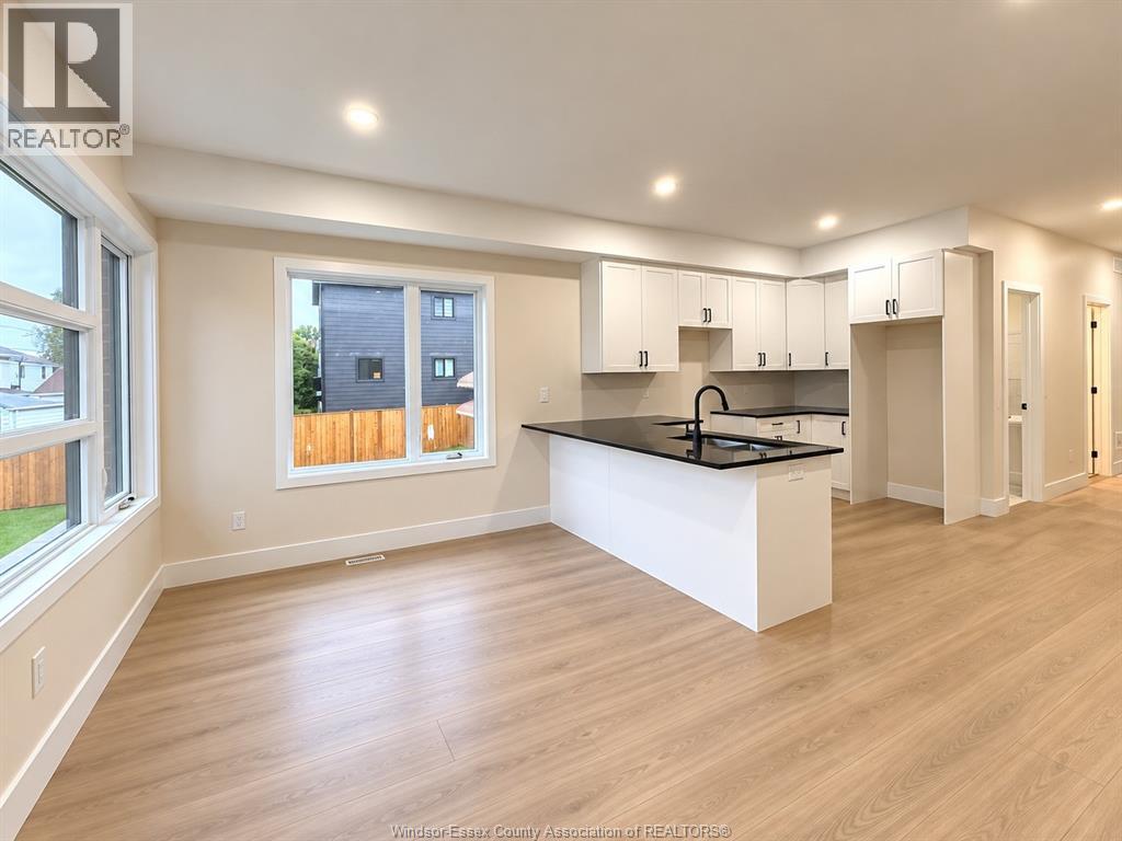 2422 BERNARD, Windsor 4