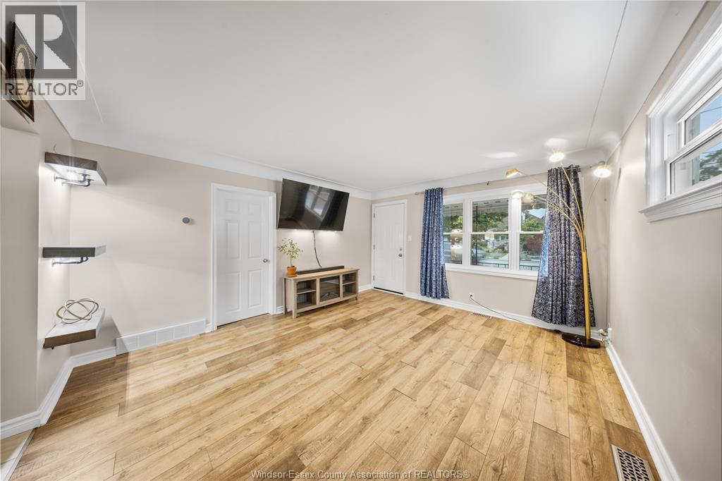 2682 CLEMENCEAU BOULEVARD, Windsor 5