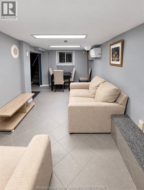 1352 LINCOLN, Windsor 5