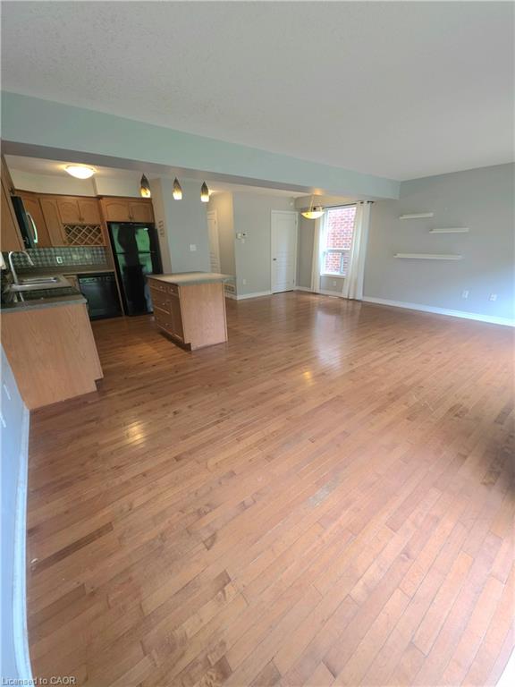 998 Mapleridge Street, London 5